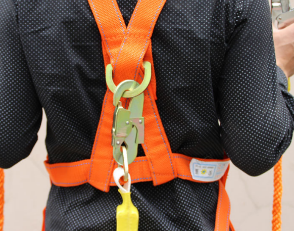 防墜器連接安全帶的位置